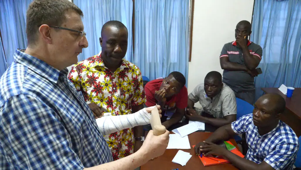 Hr Hubert formant les infirmiers togolais à la podologie