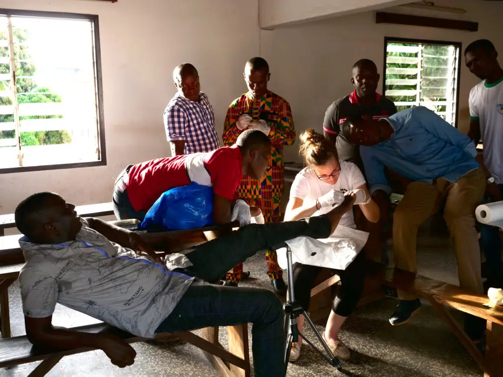 démonstration de soins podologique aux infirmiers et infirmiers du Togo