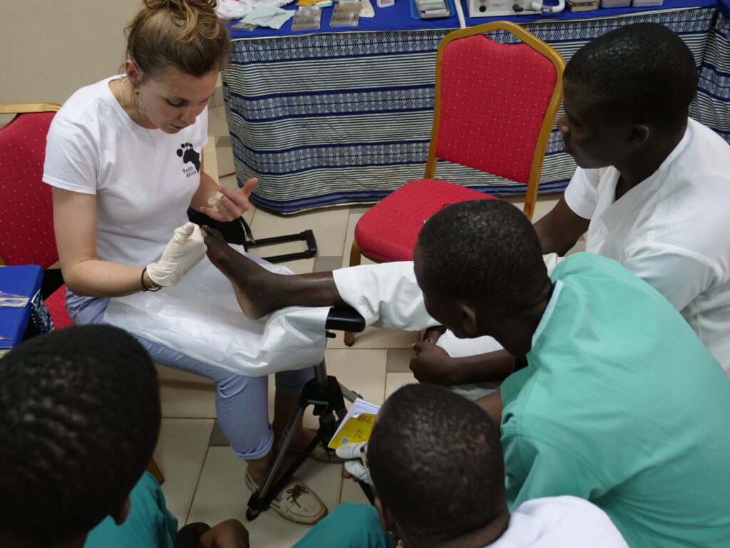 Myriam Duruz formant des infirmiers sur les soins de pieds